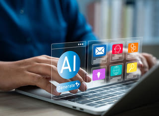 Investidor iniciante em criptomoedas aprendendo os princípios do trading automatizado com IA
